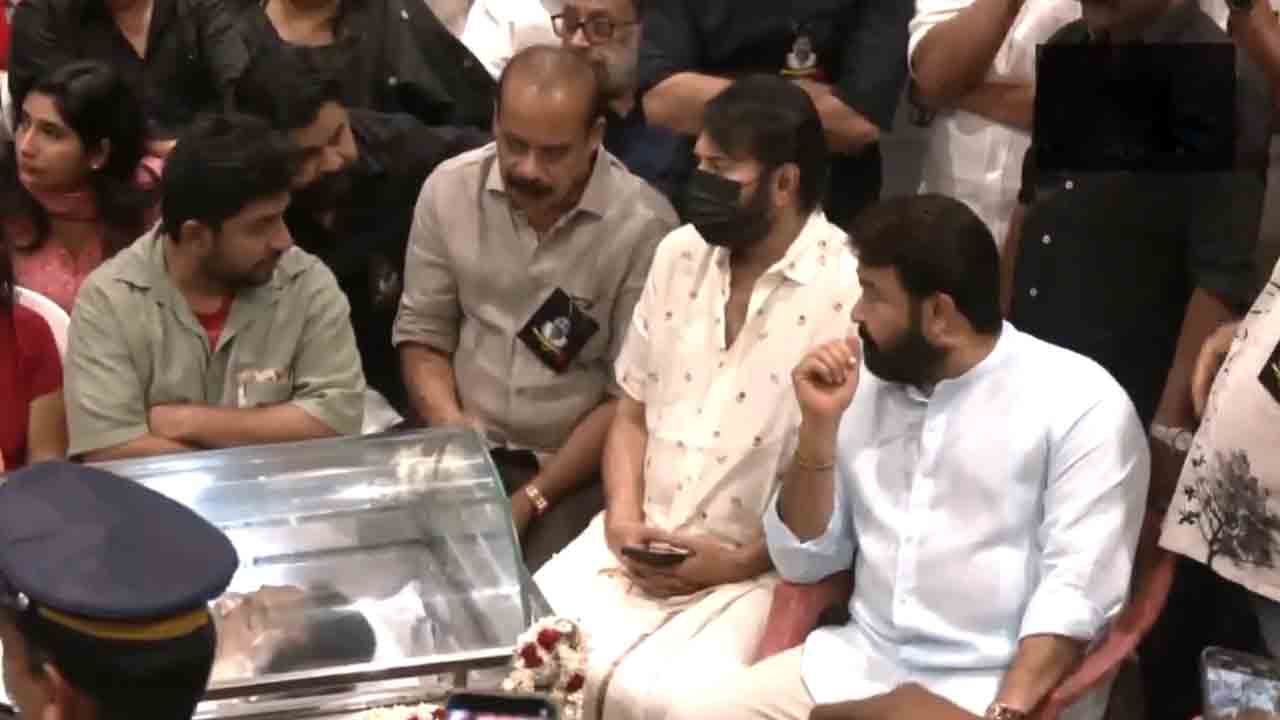 Malayalam actor | నటుడు శ్రీనివాసన్‌ భౌతికకాయానికి మోహన్‌లాల్‌, మమ్మూట్టి నివాళులు.. Video