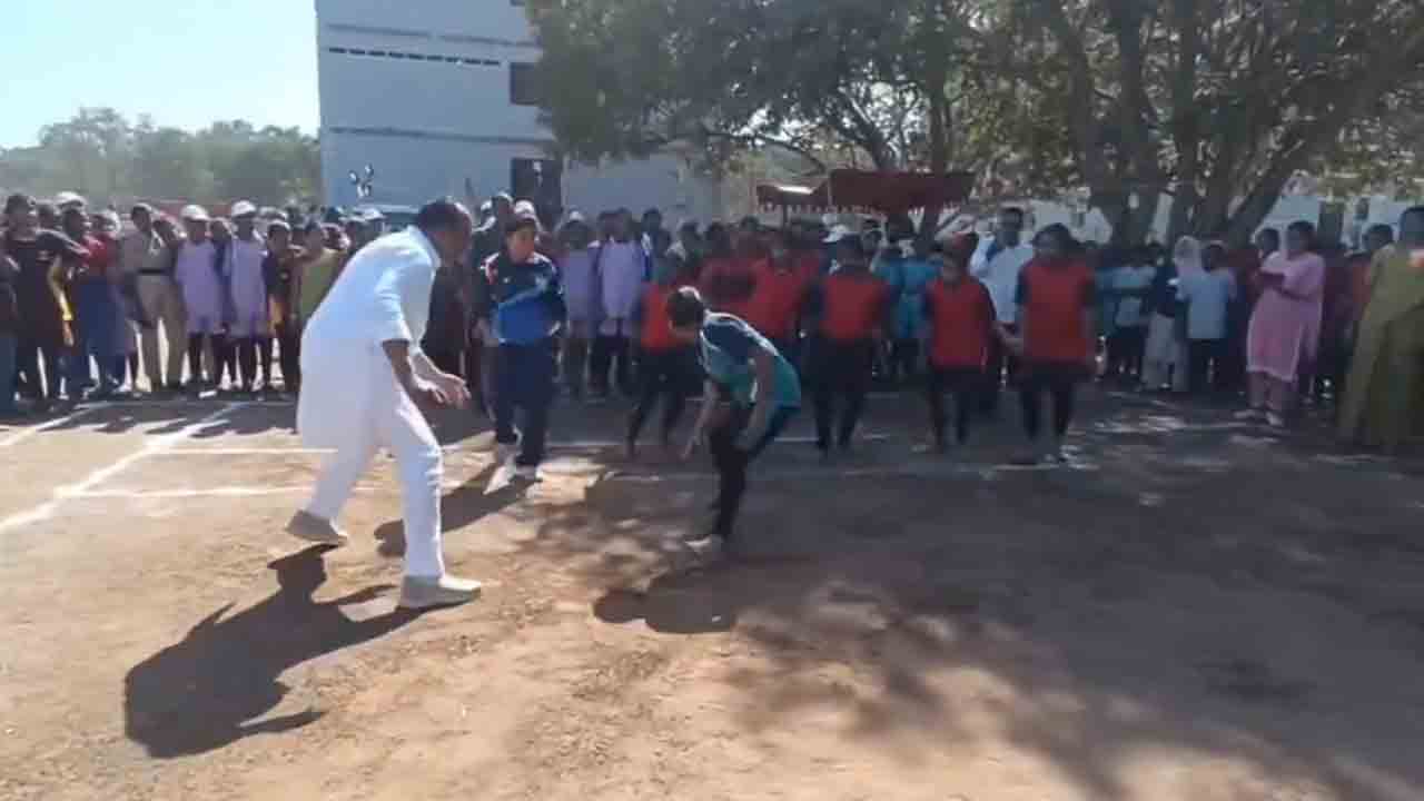 MLA MallaReddy | విద్యార్థినులతో కబడ్డీ ఆడిన ఎమ్మెల్యే మల్లారెడ్డి.. వీడియో వైరల్