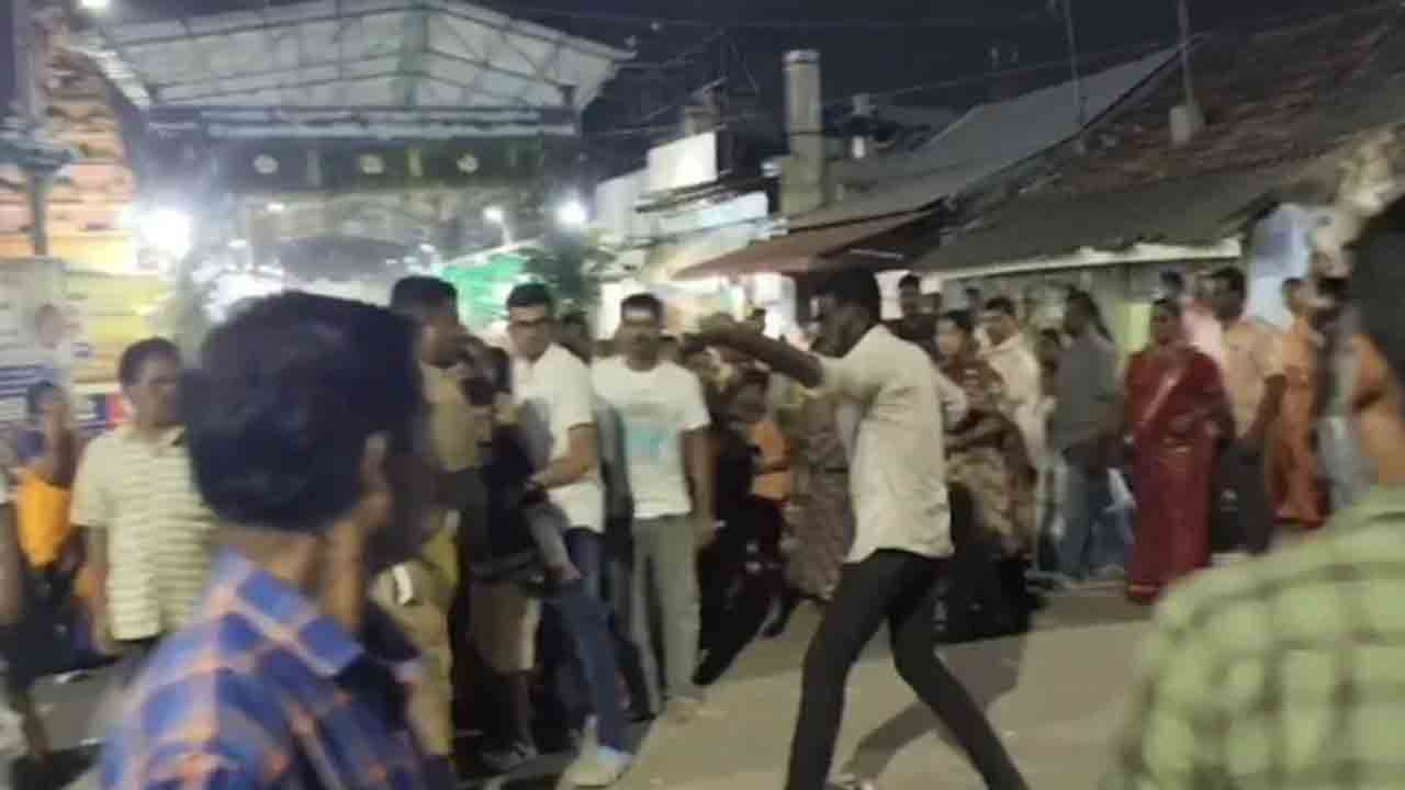 Watch: పోలీస్‌పై కత్తితో దాడికి వ్యక్తి యత్నం.. తర్వాత ఏం జరిగిందంటే?