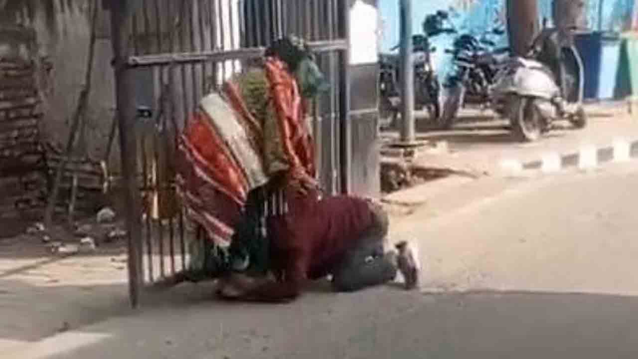 Watch: అత్త కాళ్లపై పడిన వ్యక్తి.. భార్యను ఇంటికి పంపాలని వేడుకోలు