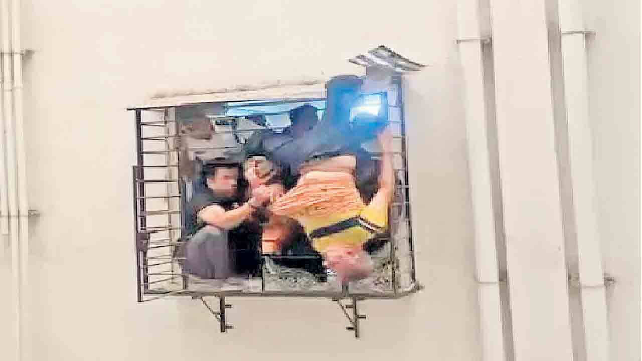 పదో అంతస్తు నుంచి పడినా ప్రాణాలతో బయటపడి..!