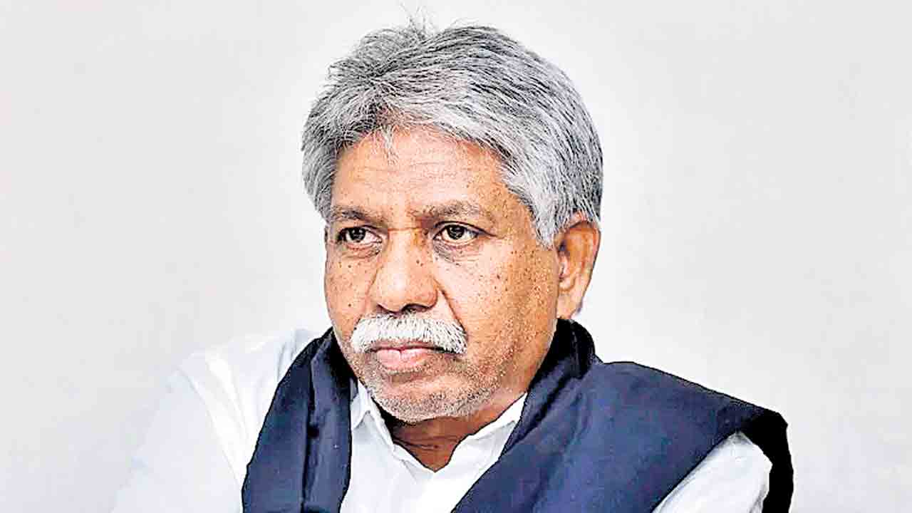 లాకప్‌డెత్‌ నిందితులకు ఉత్తమ్‌ పద్మావతి వత్తాసు