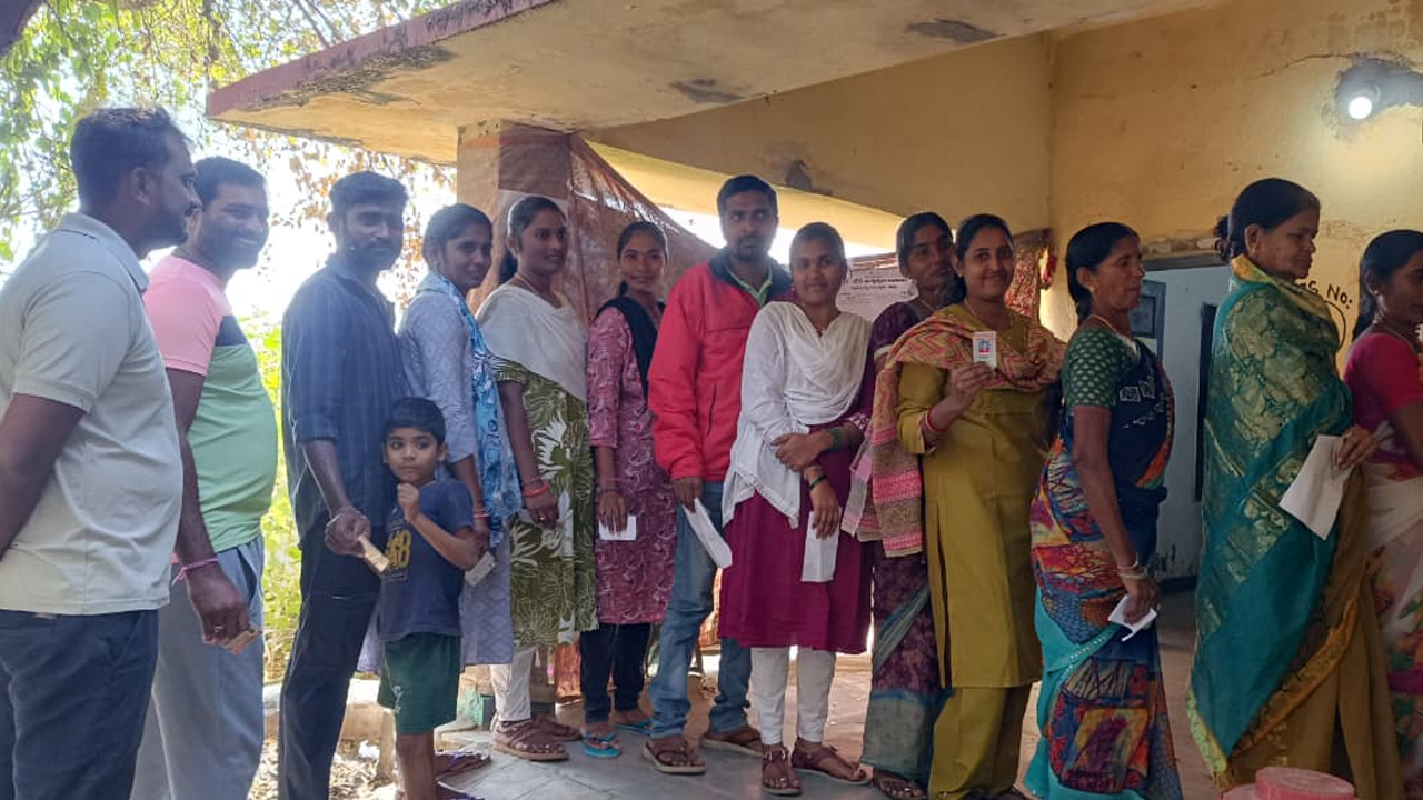 Manthani | మంథనిలో ప్రశాంతంగా పంచాయతీ పోరు..! నాలుగు గంటల్లో 52.42శాతం పోలింగ్‌..