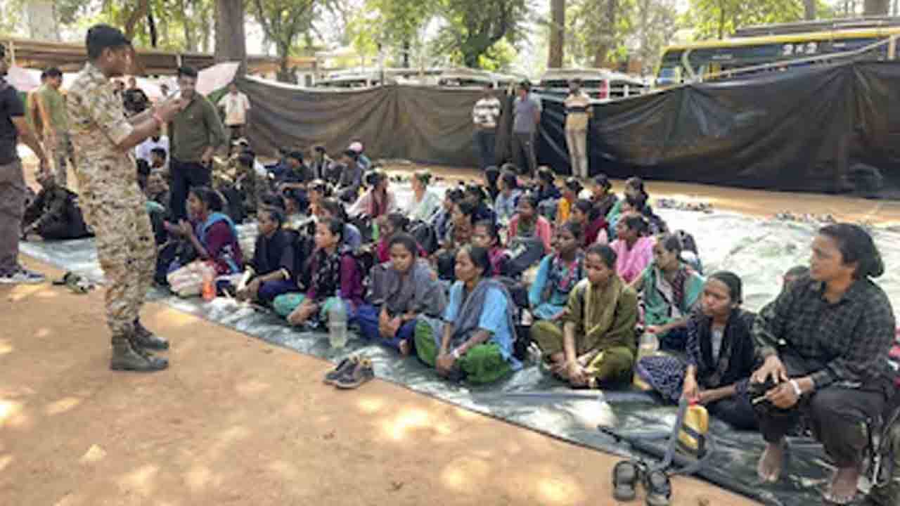 ఛత్తీస్‌గఢ్‌లో లొంగిపోయిన 34 మంది మావోయిస్టులు