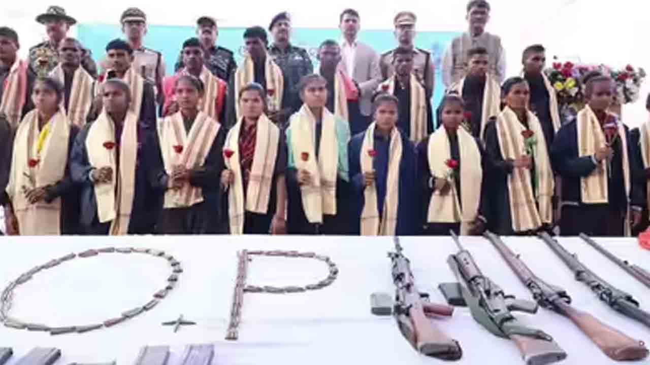 ఒడిశాలో 22 మంది నక్సల్స్‌ లొంగుబాటు