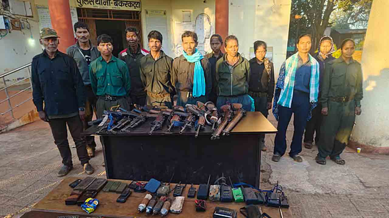 Maoists | ఛత్తీస్‌గఢ్‌లో లొంగిపోయిన మరో 12 మంది మావోయిస్టులు