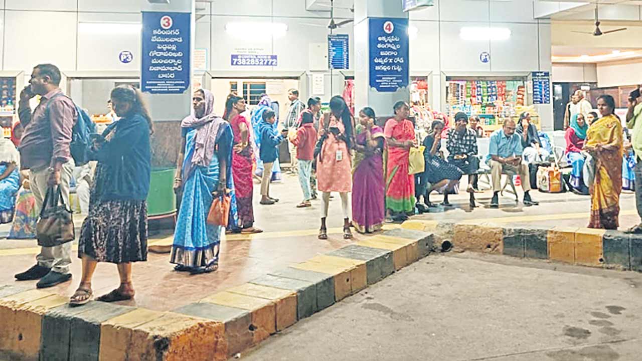 బస్సులన్నీ సీఎం సభకు తిప్పలు పడ్డ ప్రయాణికులు