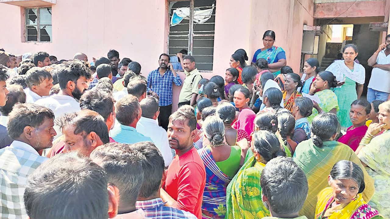 యూరియా కష్టాలు షురూ