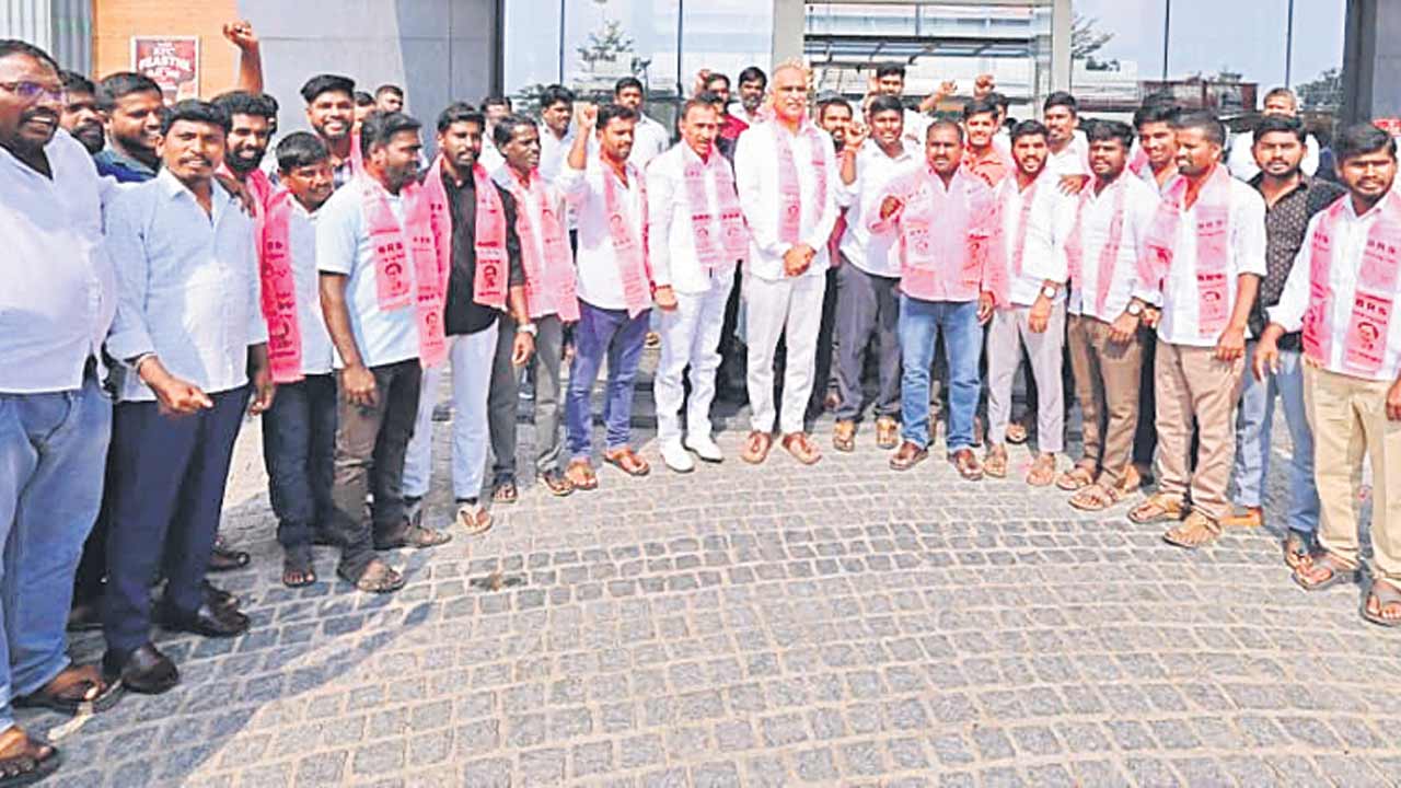 బిల్లులు అడిగితే సర్పంచ్‌లను జైలుకు పంపిన కాంగ్రెస్‌