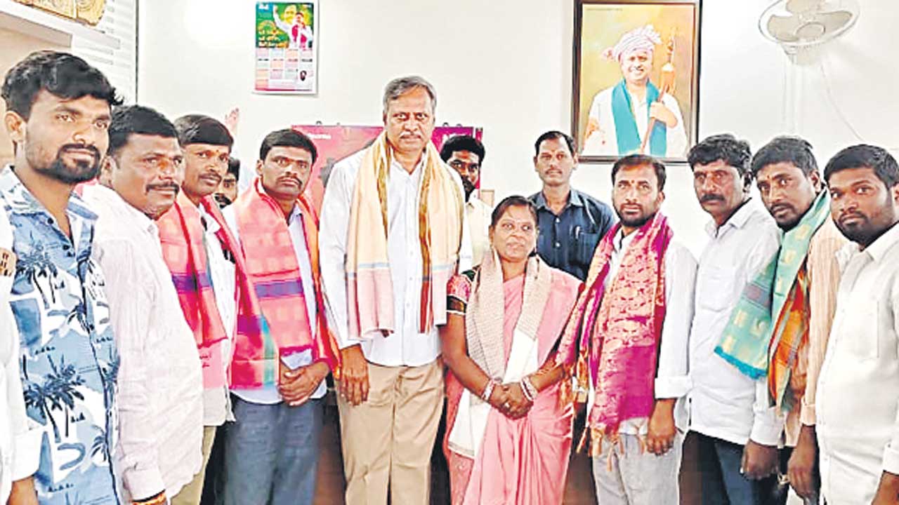 హామీల అమలుకు ప్రశ్నించాలి