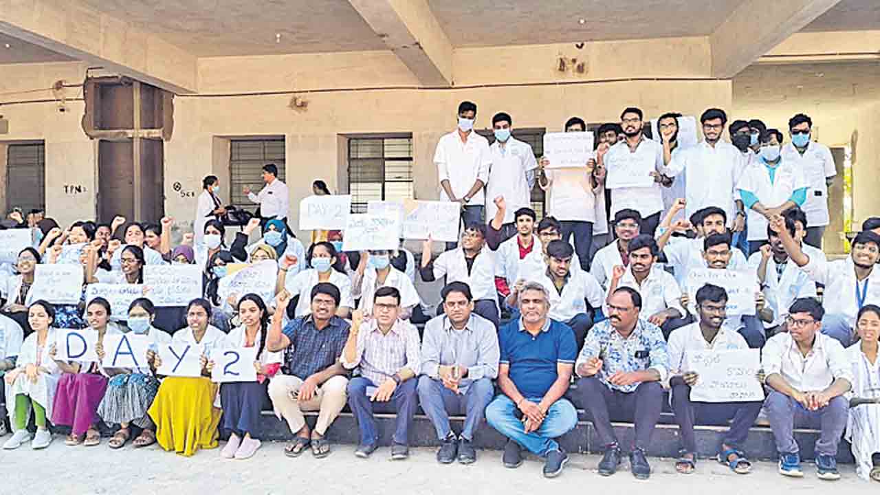 కనీస సౌకర్యాలు కల్పిస్తేనే.. ధర్నా విరమిస్తాం