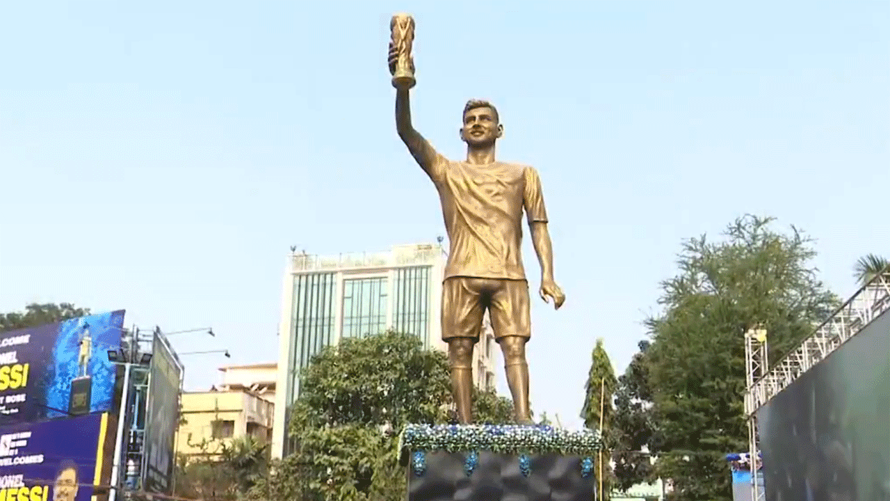 Lionel Messi | లేక్‌టౌన్‌లో తన 70 అడుగుల ఎత్తైన విగ్రహాన్ని ఆవిష్కరించిన ఫుట్‌బాల్‌ స్టార్‌ మెస్సి.. VIDEO