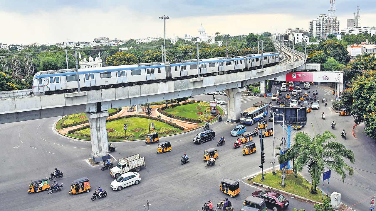 సర్కారు తీరుకు విసిగి.. ప్రజలే శంకుస్థాపన