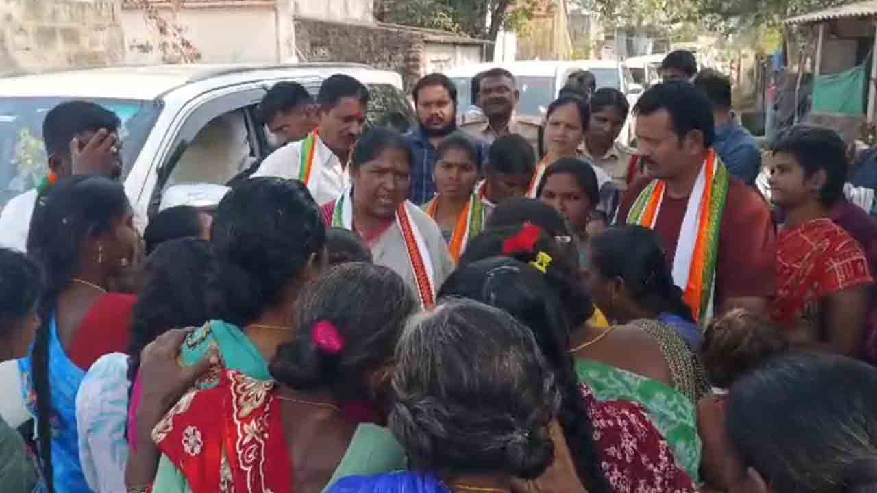 Villagers Protest | మంత్రి సీతక్కను నిలదీసిన ఏటూరునాగారం ప్రజలు