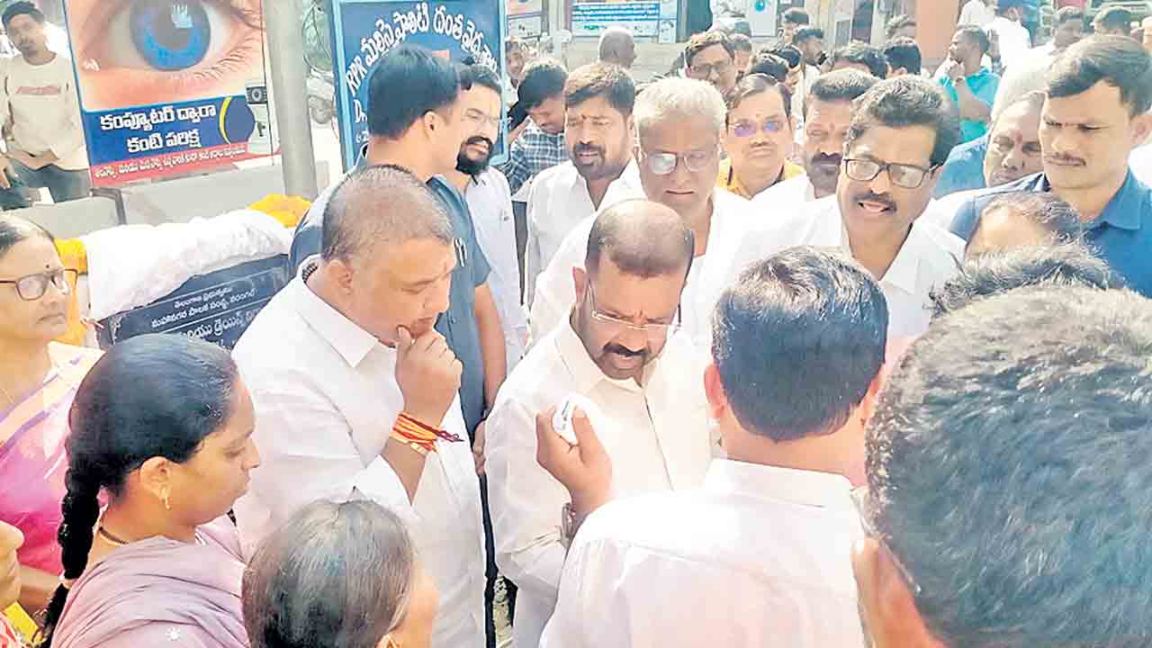 ఎమ్మెల్యే నాయినిని నిలదీసిన మహిళలు