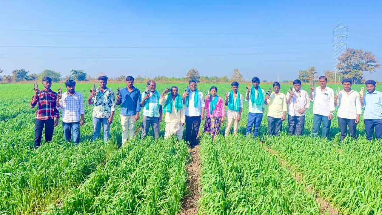 Mukharake Farmers | కాంగ్రెస్ పార్టీని గెలిపించి మా చెప్పుతో మేము కొట్టుకుంటున్నట్టైంది : ముఖరా కే రైతులు