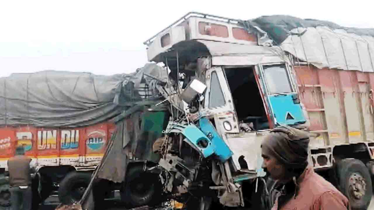 Dense Fog | తీవ్రమైన పొగమంచుతో పలు వాహనాలు ఢీ.. ఇద్దరు మృతి