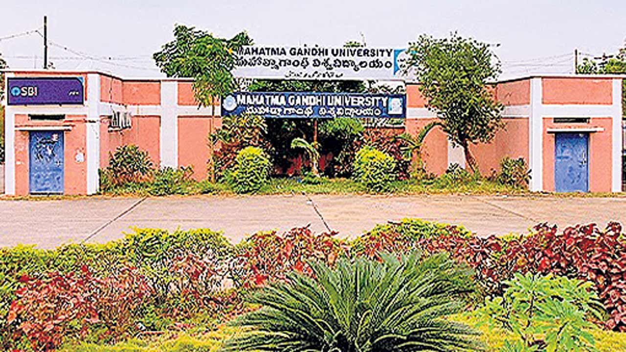 ప్రభుత్వ నిర్లక్ష్యం.. విద్యార్థులకు శాపం!