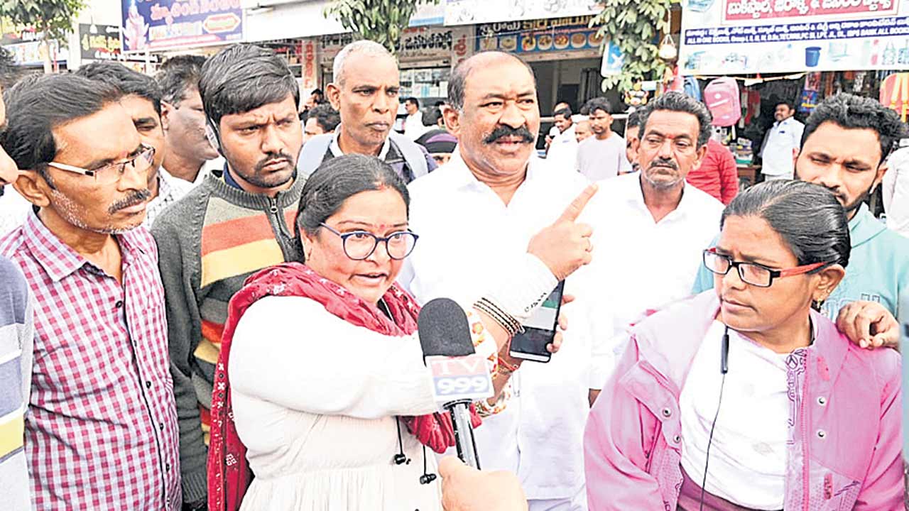 అధిక వడ్డీ పేరుతో రూ. 300 కోట్లకు టోపీ!