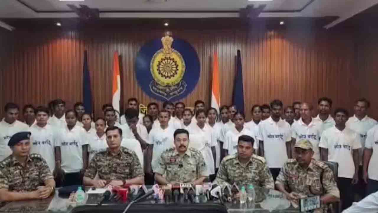 ఛత్తీస్‌గఢ్‌లో 37 మంది మావోయిస్టుల లొంగుబాటు
