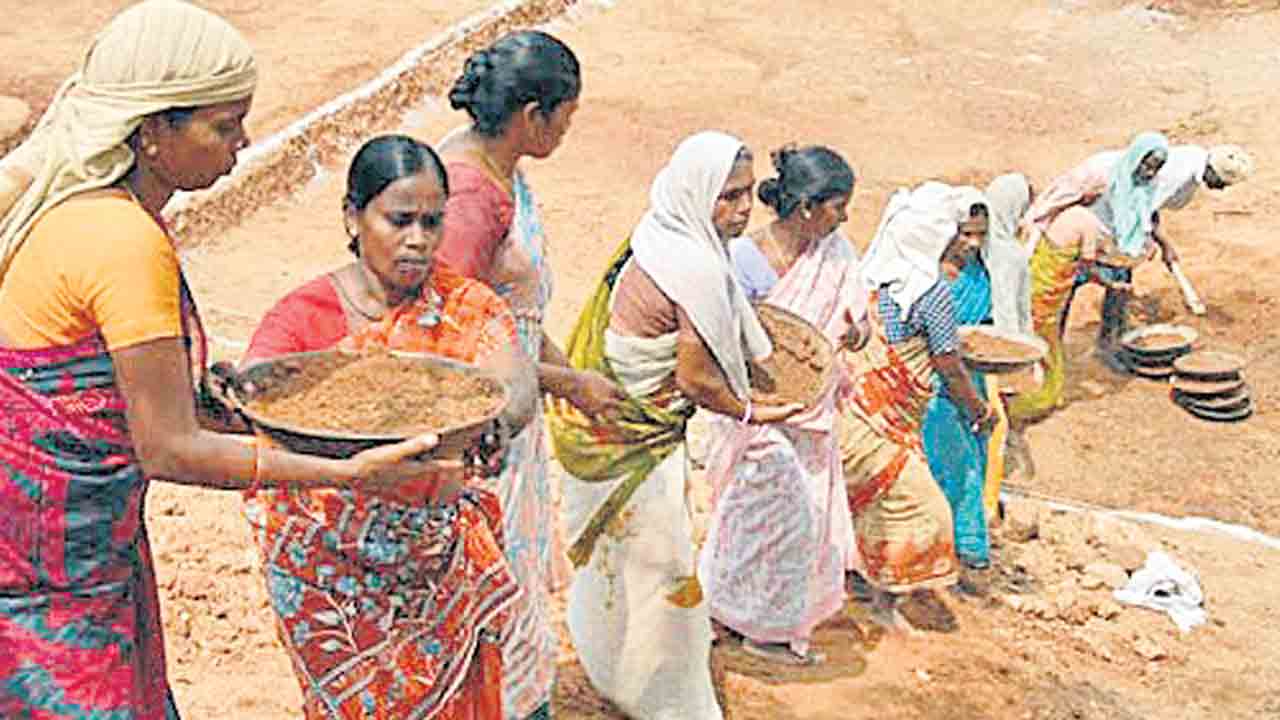 కొత్త ఉపాధి చట్టం చారిత్రక తప్పిదం.. మోదీకి అంతర్జాతీయ ఆర్థిక నిపుణుల లేఖ