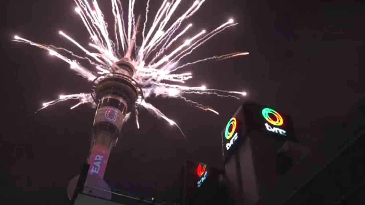 New year | న్యూ ఇయర్ సంబురాల్లో ప్రపంచం.. ఎంజాయ్‌ చేస్తున్న జనం.. Videos