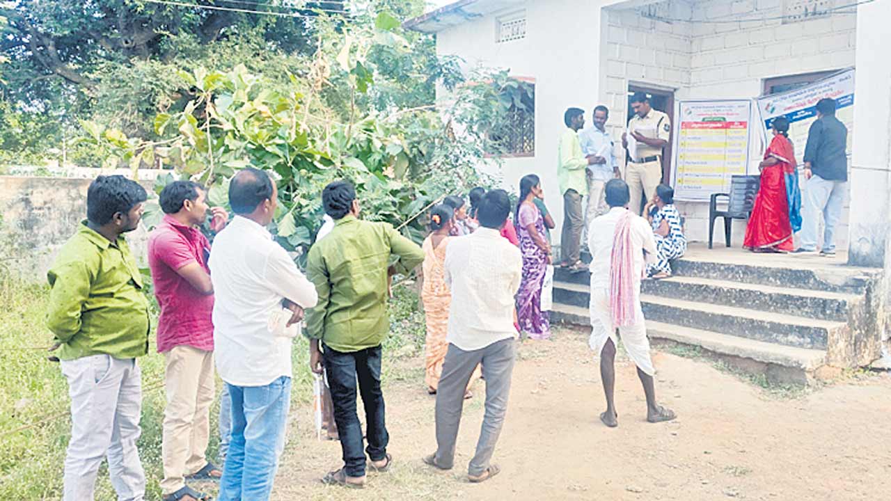 చివరి రోజు జోరుగా నామినేషన్లు