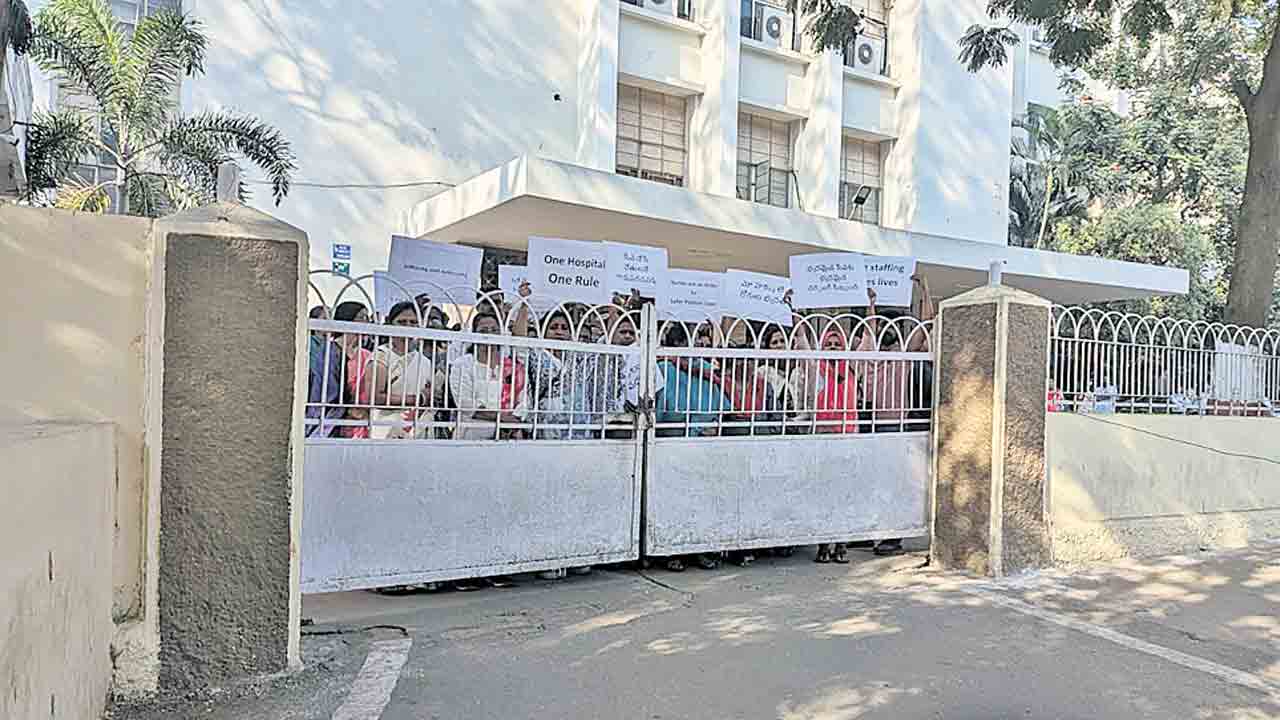 నర్సింగ్‌ ఉద్యోగుల నిరసనపై ఉక్కుపాదం