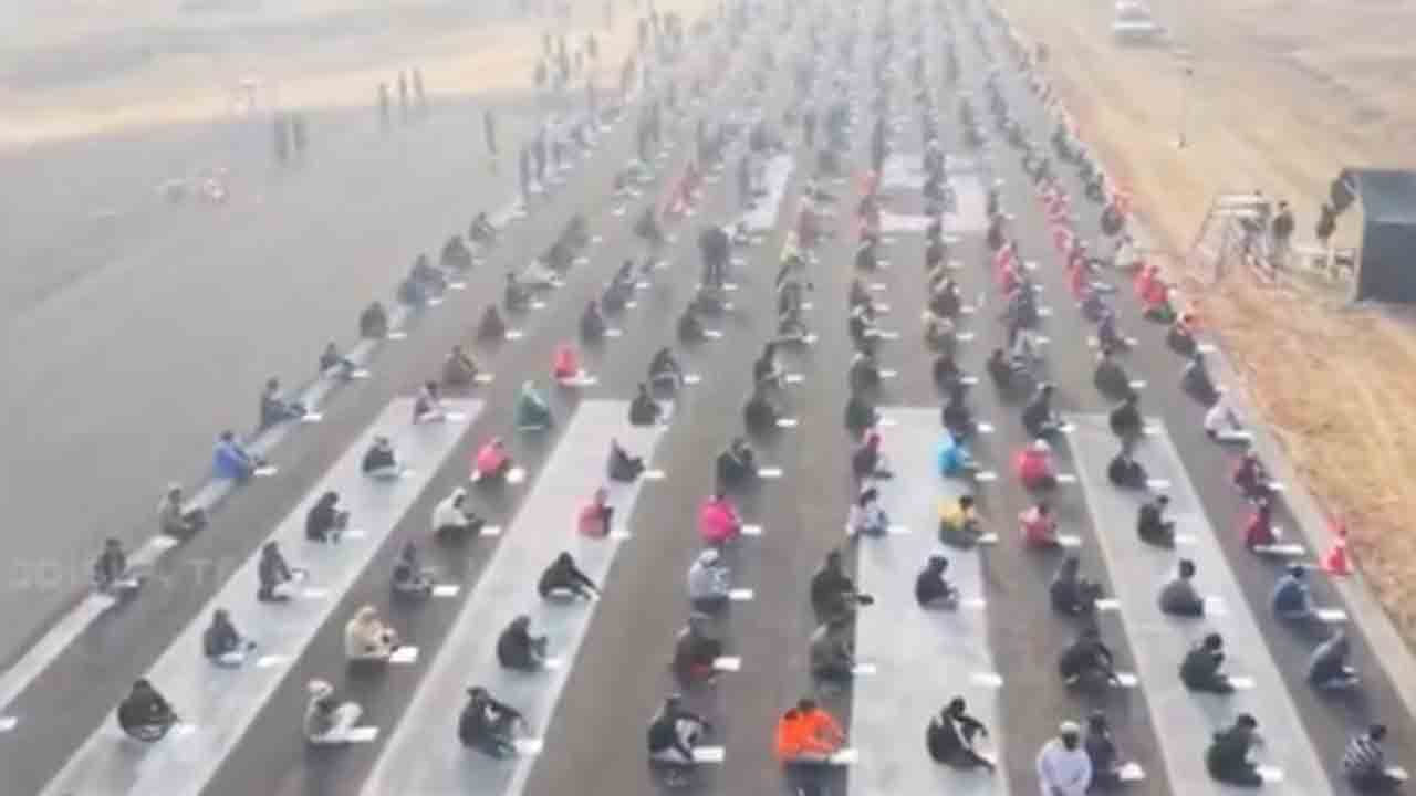 Watch: హోంగార్డ్‌ సెలక్షన్స్‌కు 8,000 మందికిపైగా హాజరు.. ఏకంగా రన్‌వేపై పరీక్ష