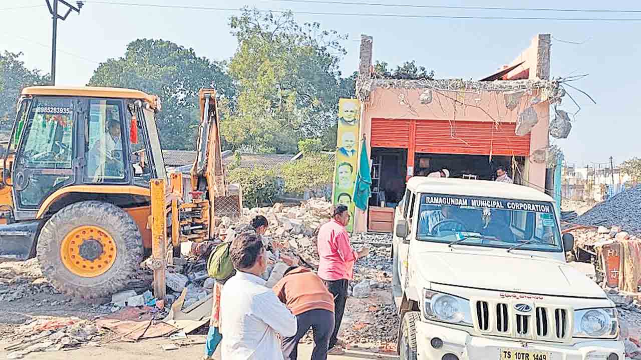 గోదావరిఖనిలో ‘ఆపరేషన్‌ బుల్డోజర్‌’!.. పోలీస్‌ బందోబస్తు మధ్య కూల్చివేతలు