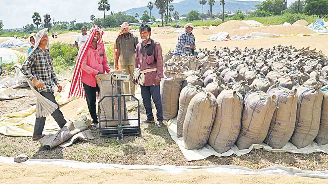 కొనుగోలు కేంద్రాల్లో కొర్రీలు.. సరైన మద్దతు ధర లేక..