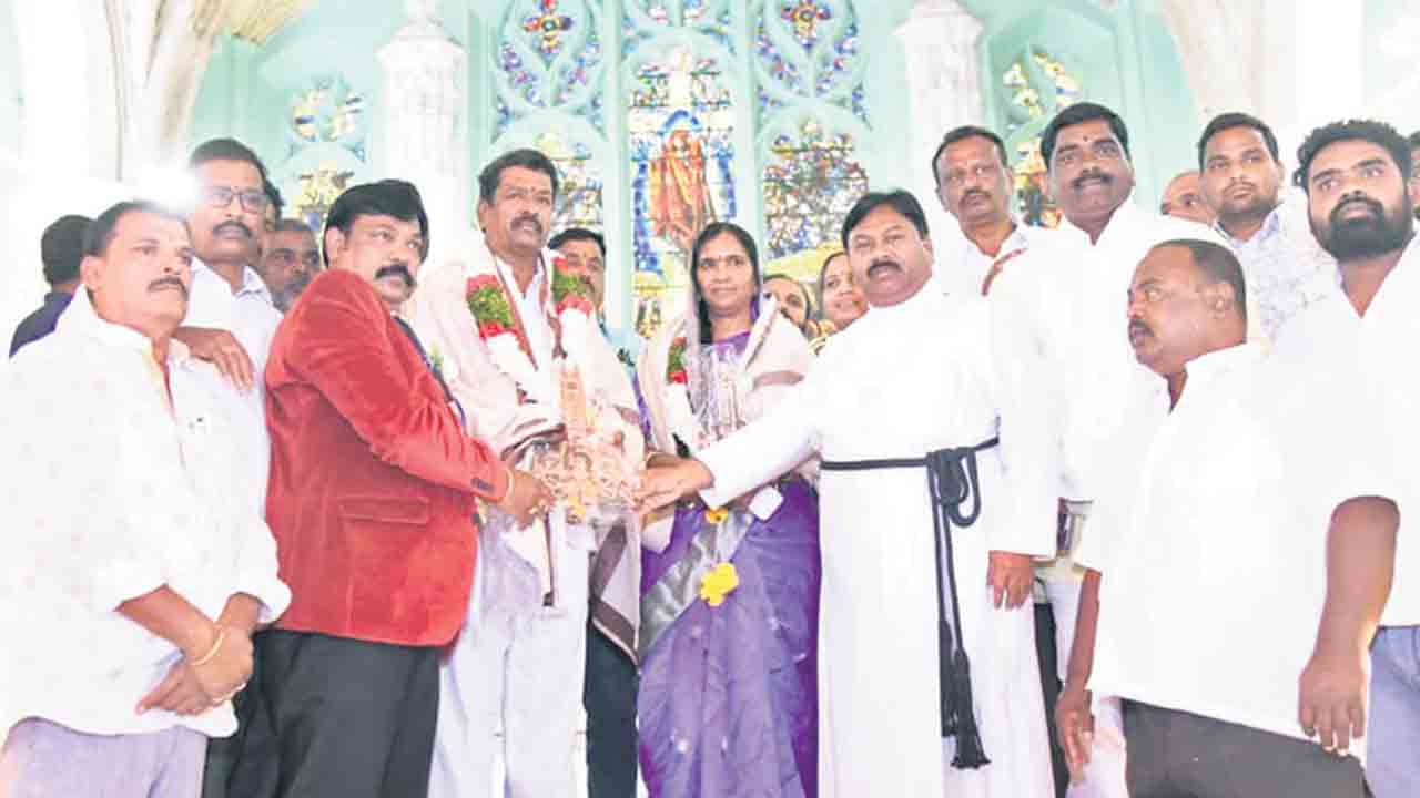 ప్రత్యేక ప్రార్థనలు.. మిన్నంటిన వెలుగులు