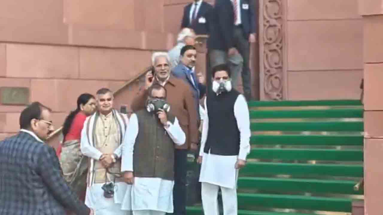 Parliament | ఢిల్లీలో తీవ్ర వాయు కాలుష్యం.. గ్యాస్‌ మాస్కులతో పార్లమెంట్‌కు ఎంపీలు