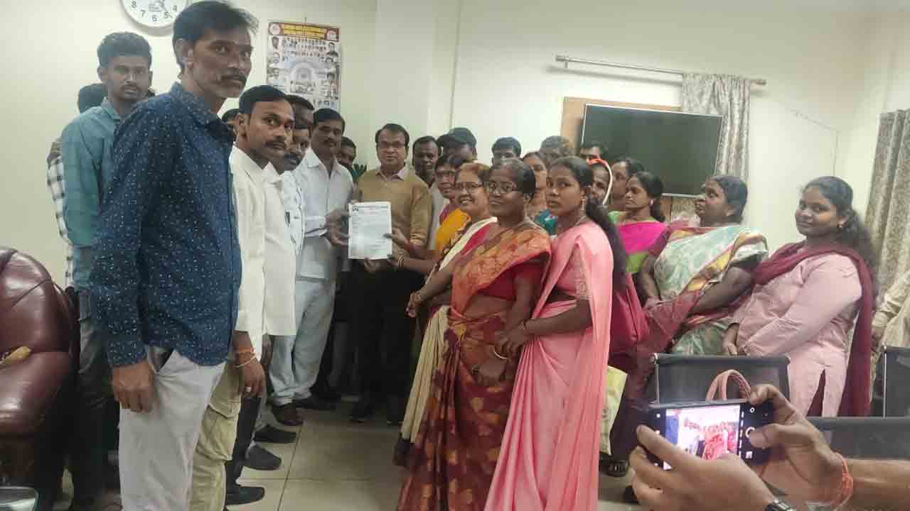 Part-time sweepers | పార్ట్ టైం స్వీపర్స్ సమస్యలు పరిష్కరించాలని వినతిపత్రం