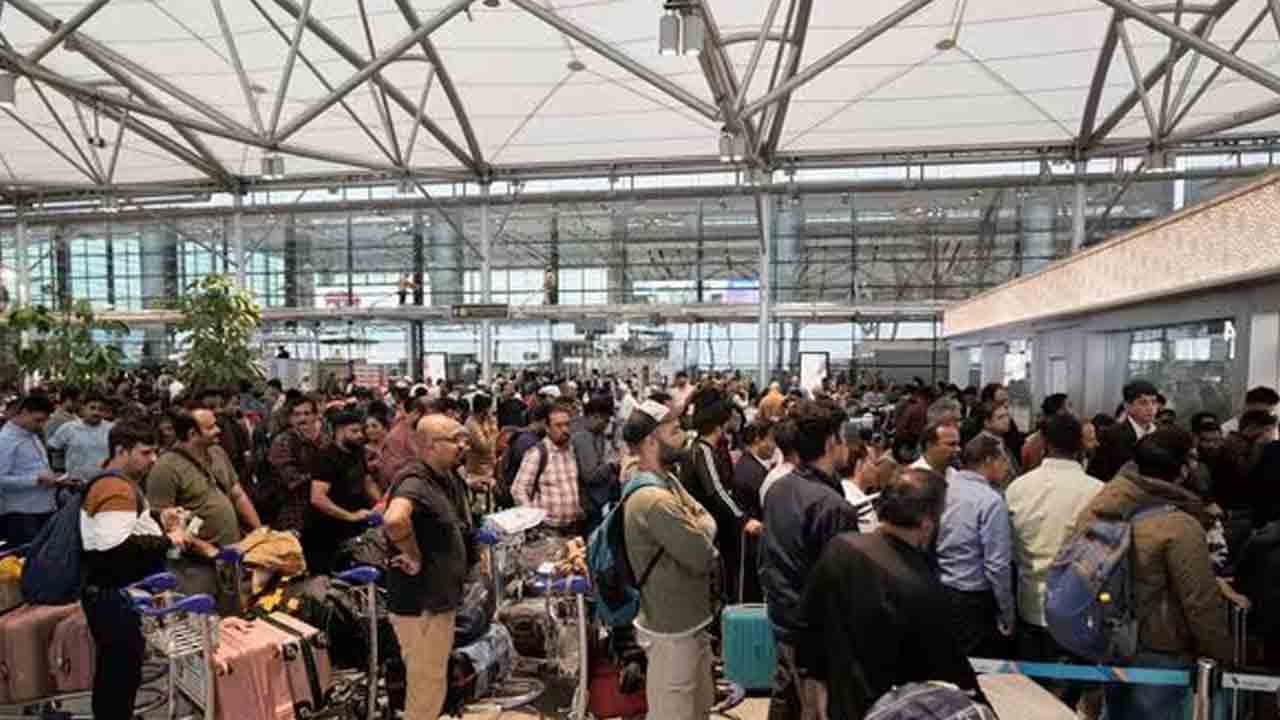 విమానం విడిచి.. బస్సు ఎక్కి.. హైదరాబాద్‌ ఎయిర్‌పోర్ట్‌లో ఆర్టీసీ ప్రత్యేక బస్సులు