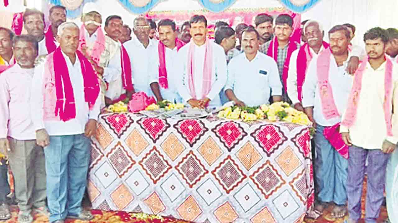 ప్రతి గ్రామానికి రూ.కోటి ఇవ్వాలి