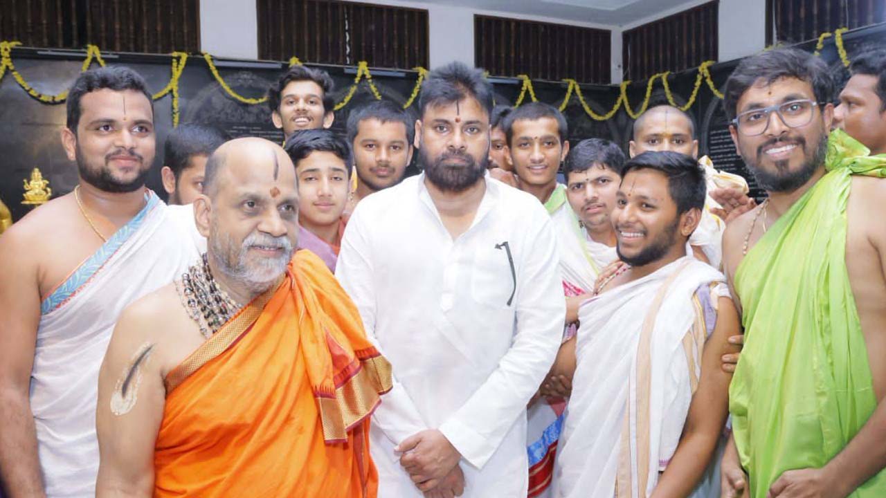 Pawan Kalyan | ‘అభినవ కృష్ణదేవరాయ’గా పవన్‌ కల్యాణ్‌.. బిరుదును ప్రదానం చేసిన ఉడిపి పీఠాధిపతి..!