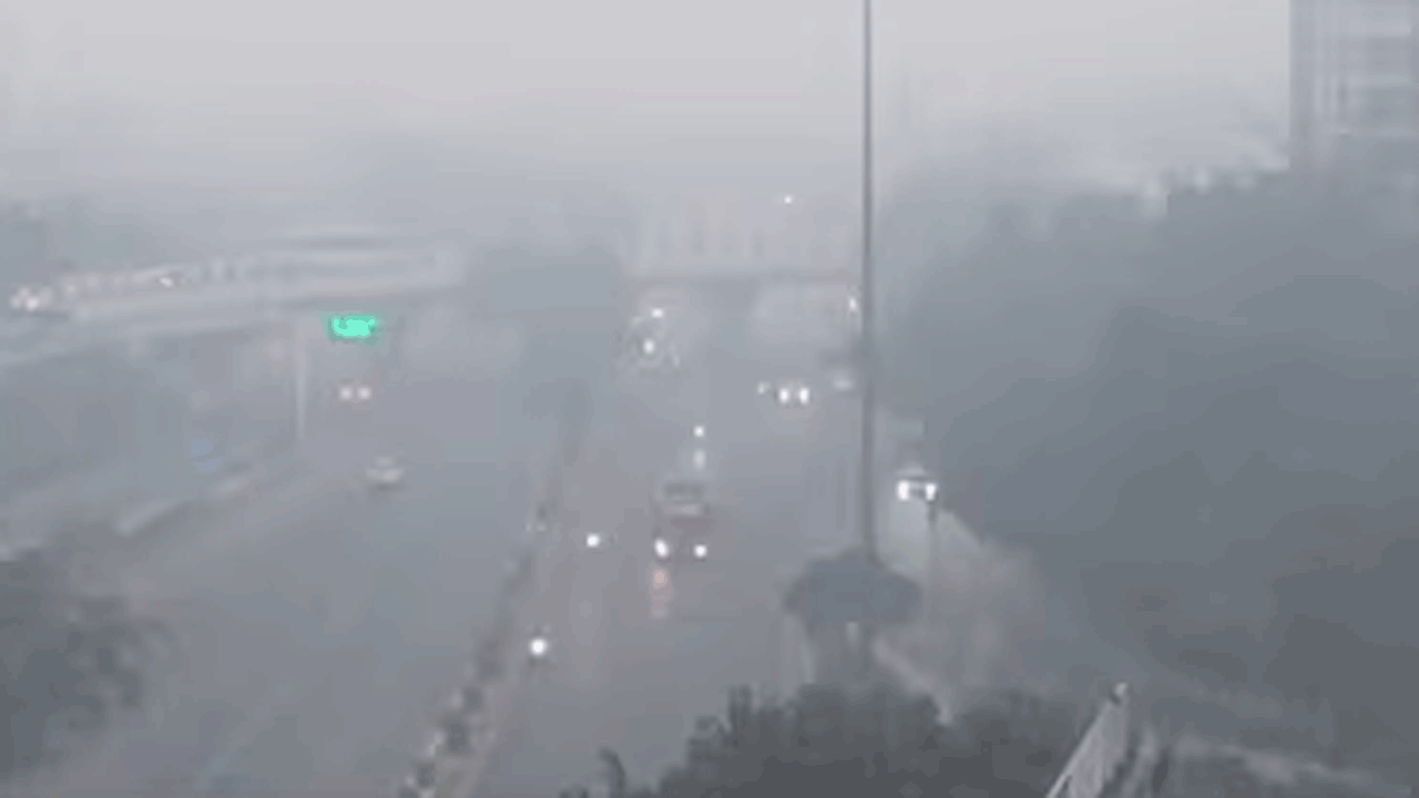 Air Pollution | ఢిల్లీలో వెరీ పూర్‌ కేటరిగీలో గాలి నాణ్యత.. నగరాన్ని కమ్మేసిన పొగమంచు