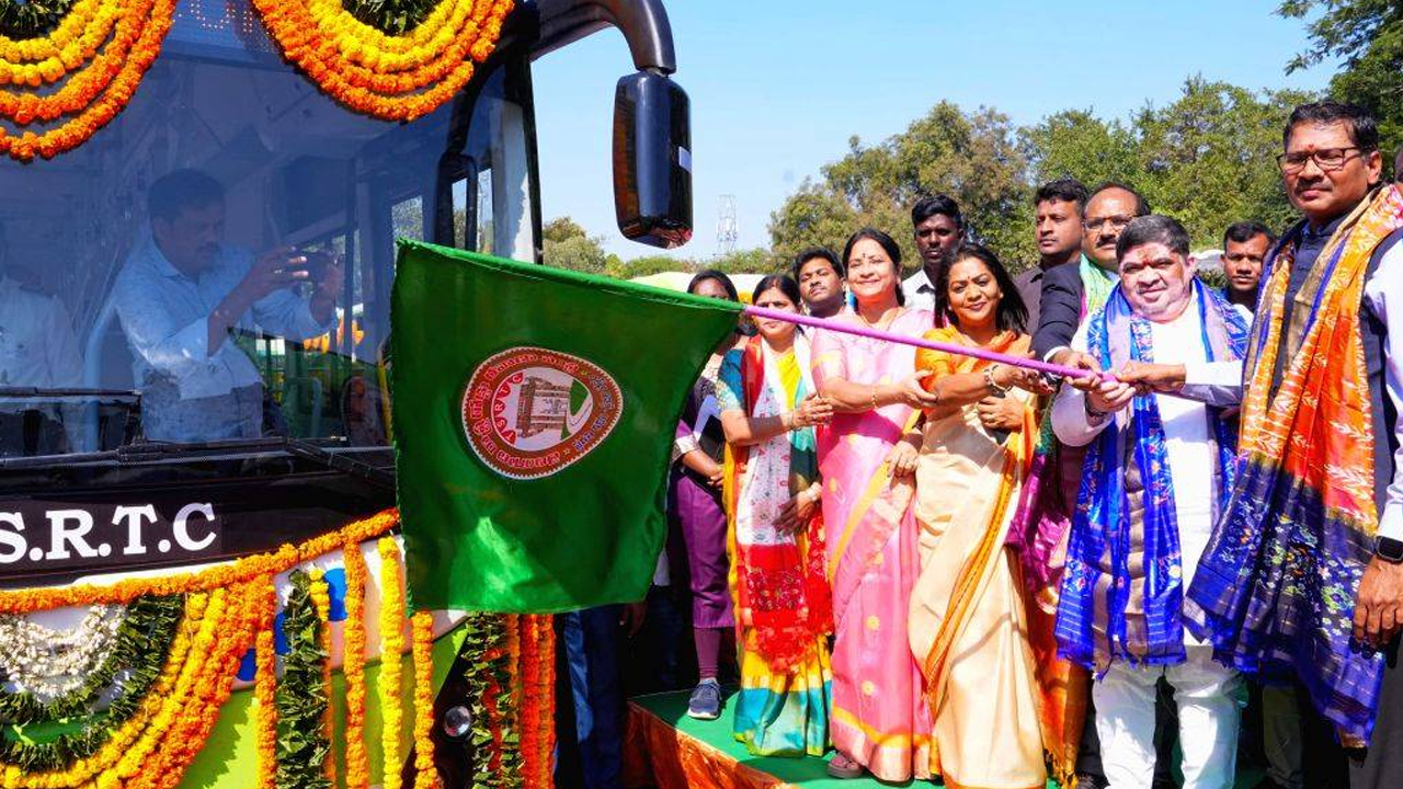 EV Bus | హైదరాబాద్‌లో రోడ్డెక్కిన ఎలక్ట్రిక్‌ బస్సులు.. గ్రీన్‌ సిగ్నల్‌ ఇచ్చిన మంత్రి పొన్నం..!