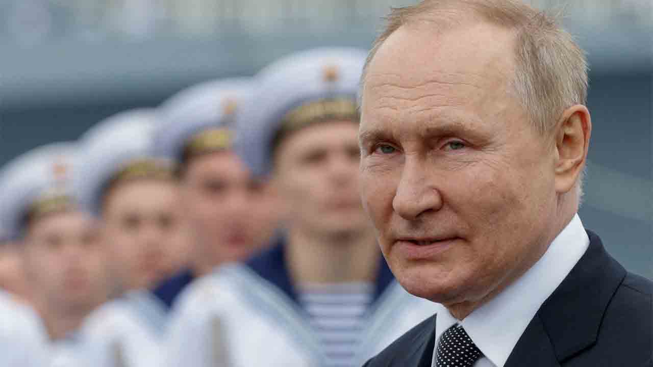 Vladimir Putin | పూప్‌ సూట్‌కేస్‌, బాడీ డబుల్స్‌, బాత్‌రూమ్‌, ప్రైవేట్‌ ఫుడ్‌ ల్యాబ్‌.. విదేశీ పర్యటనల్లో పుతిన్‌ భద్రత ఇదీ..!