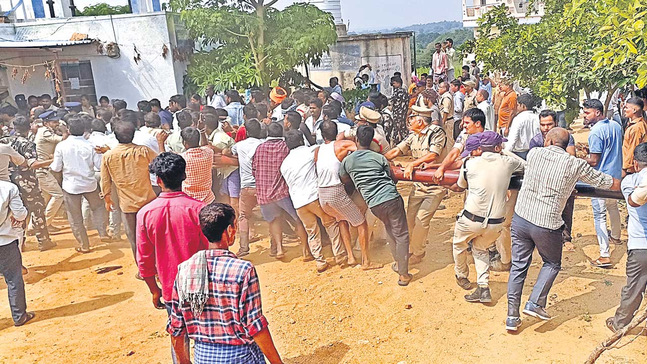 ఆగ్రహానికి నిలువుటద్దమై.. ఆవేదనకు అక్షర రూపమై..