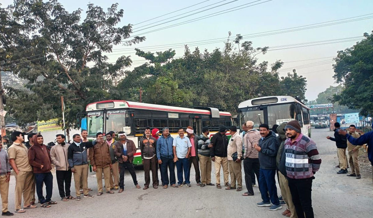 TIMS drivers | గోదావరిఖనిలో రోడ్డెక్కిన ఆర్టీసీ టిమ్స్ డ్రైవర్లు..