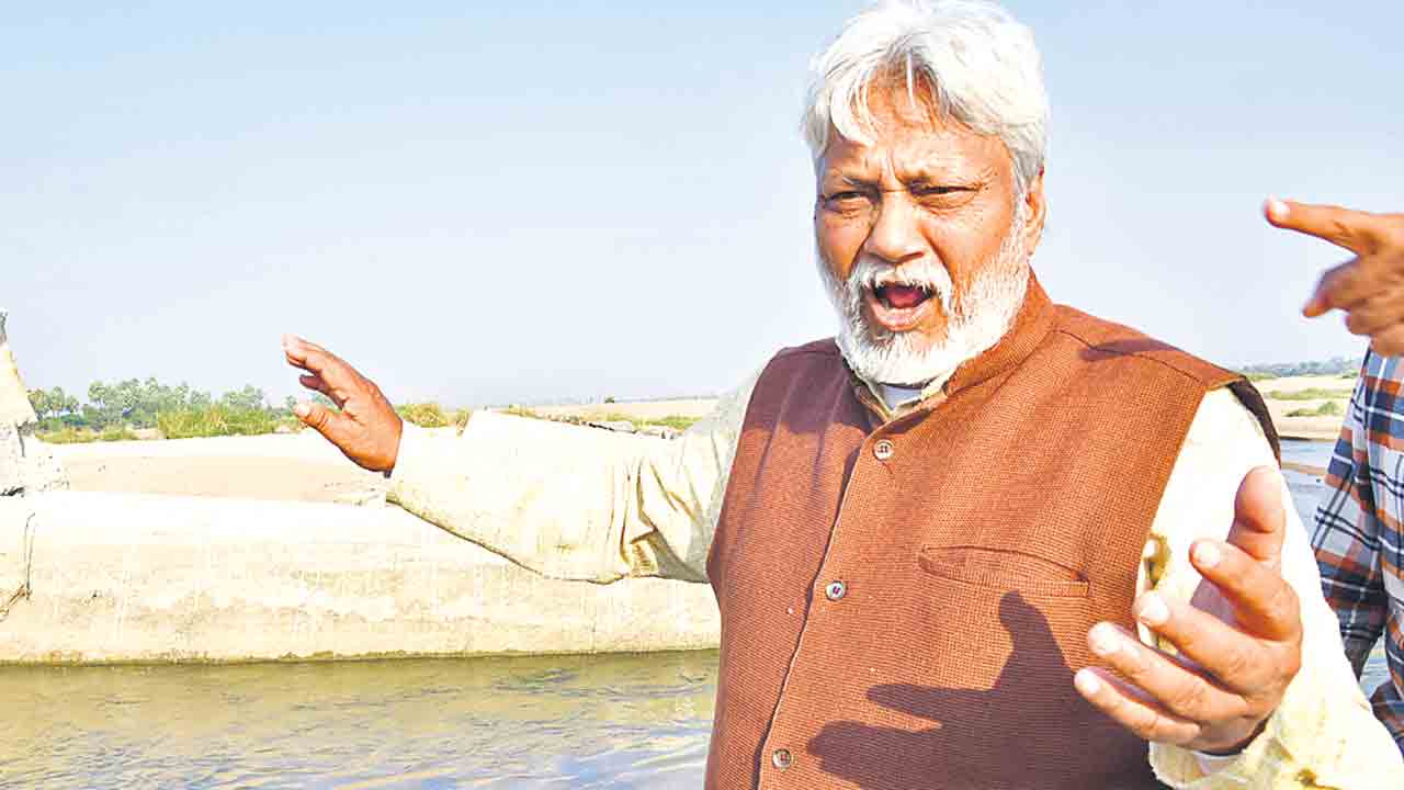 ముమ్మాటికీ అవి కూల్చివేతలే.. ఇసుక దోపిడీ కోసమే చెక్‌డ్యామ్‌ల ధ్వంసం.. ప్రభుత్వం ఉపేక్షిస్తే మరింత నష్టం