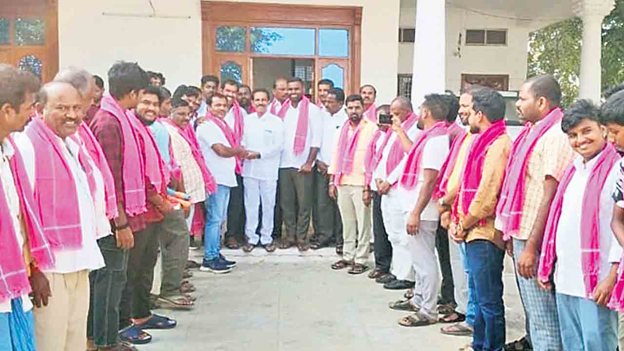 నూతన సర్పంచ్‌లు అంకితభావంతో పని చేయాలి.. రమావత్‌ రవీంద్రకుమార్‌