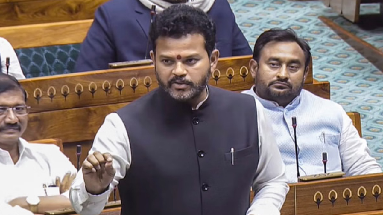 Indigo Crisis | విమాన టికెట్ల ధరలను ఏడాది పొడువునా నియంత్రించలేం : కేంద్రమంత్రి రామ్మోహన్‌ నాయుడు