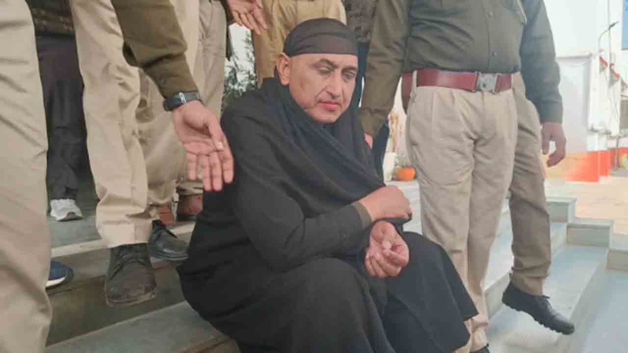 Ex-Cop Dressed As Woman | మహిళ వేషంలో మాజీ పోలీస్‌.. అత్యాచార నిందితుడు అరెస్ట్‌