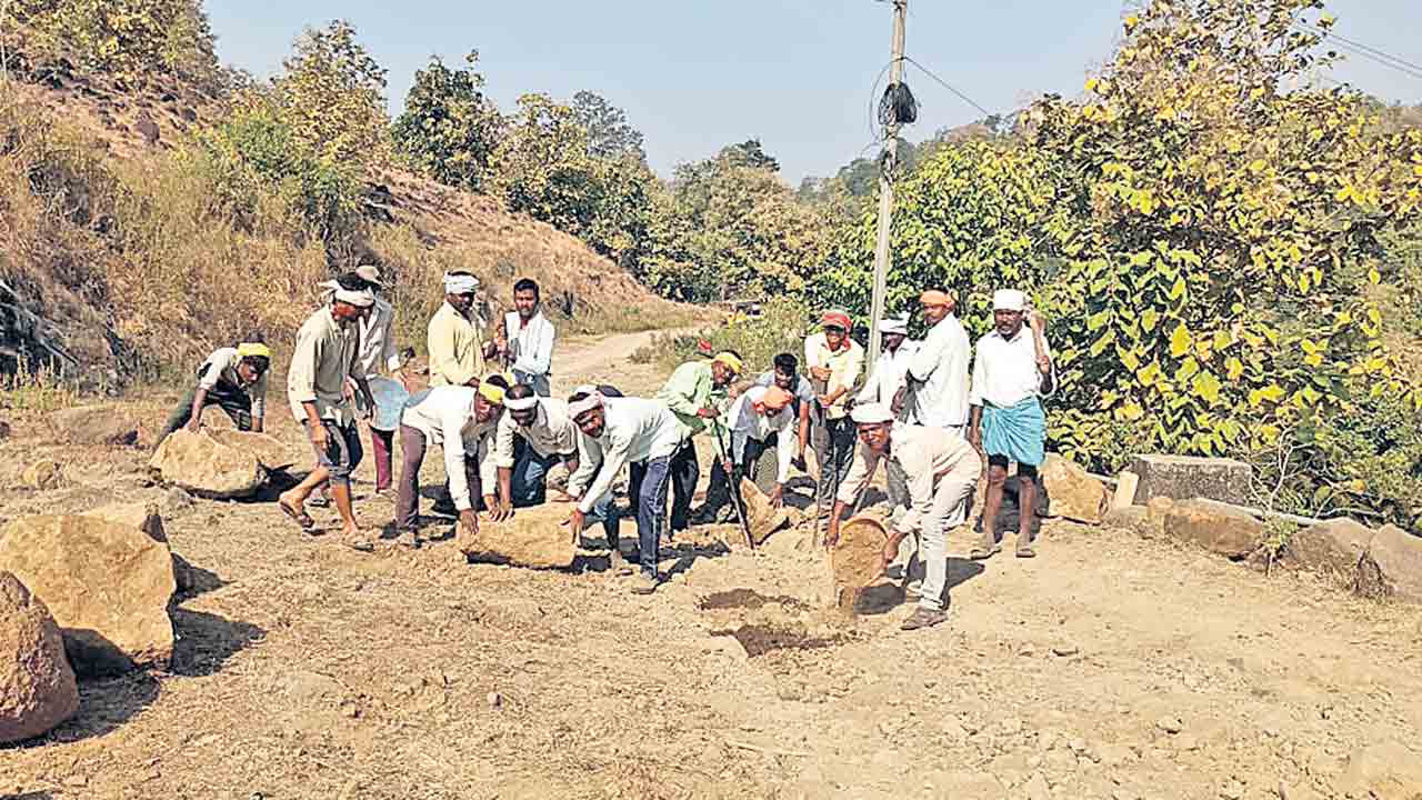 కొండను తవ్వి.. రోడ్డును వేసి!
