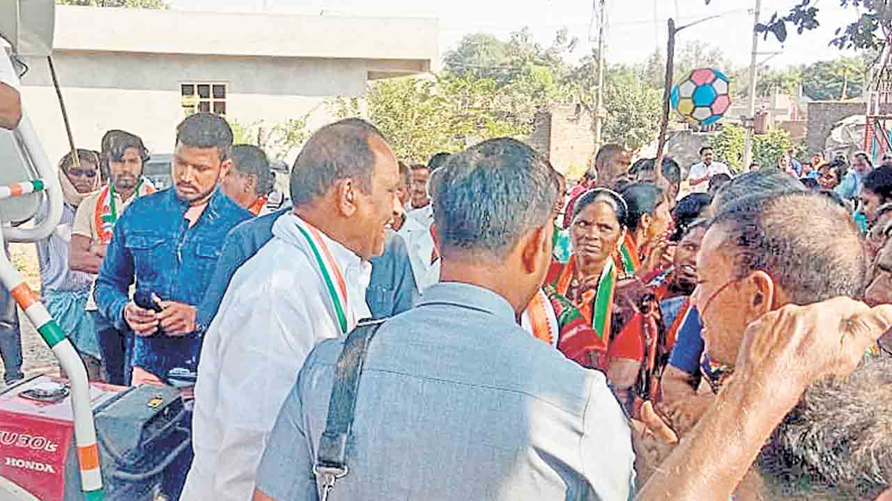 ఇండ్ల బిల్లుల కోసం ఎమ్మెల్యే రేవూరి నిలదీత