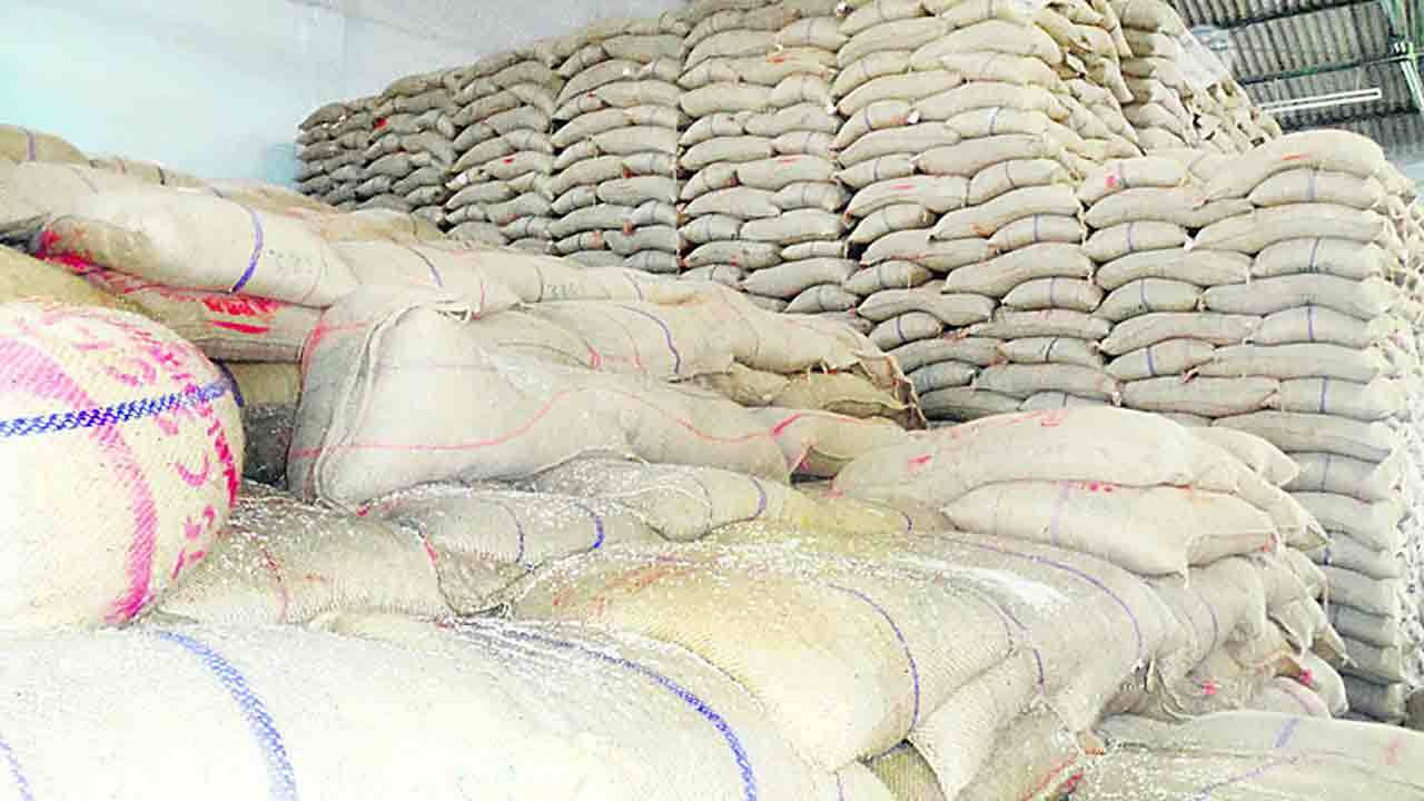 సివిల్‌ సప్లయ్‌లో అవినీతి !