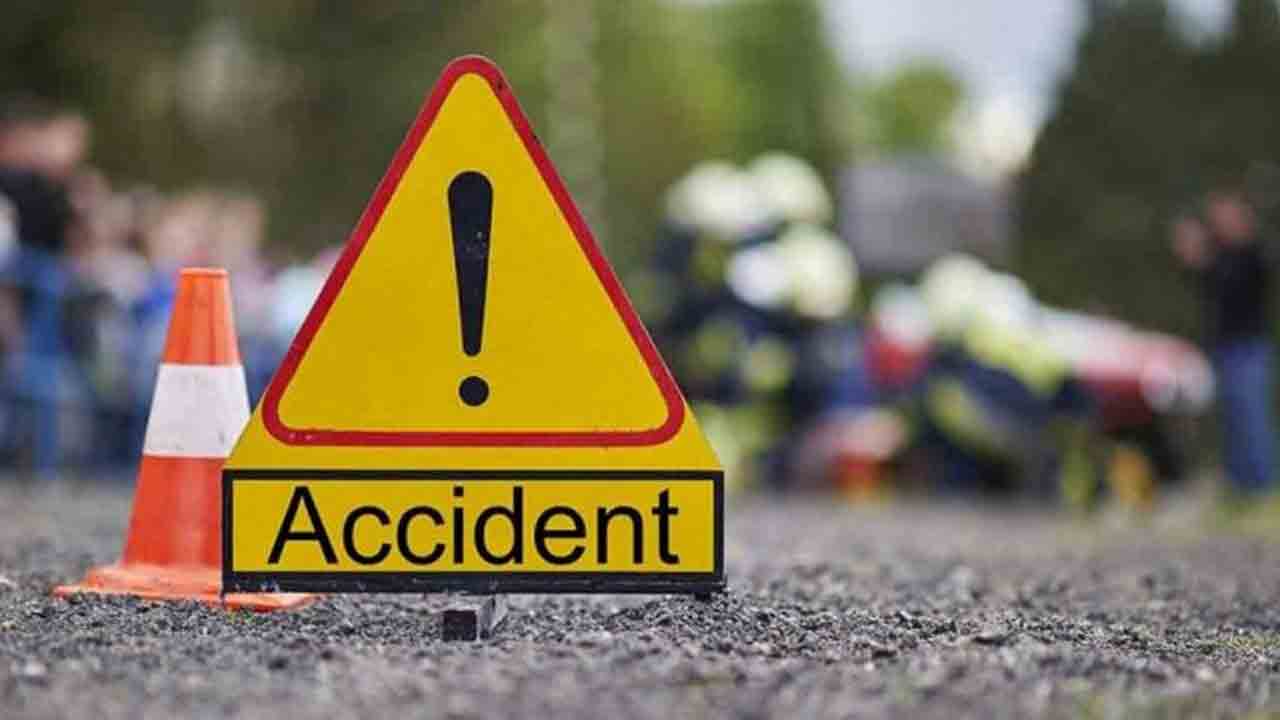 Road Accident | బస్సును ఓవర్‌టెక్‌ చేయబోయి డివైడర్‌ను ఢీ కొట్టిన కారు.. ముగ్గురు మృతి